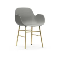 chaise avec accoudoirs en laiton et pp gris form - normann copenhagen