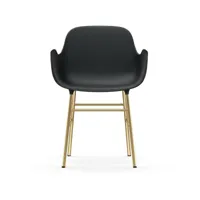 chaise avec accoudoirs en laiton et pp noir form - normann copenhagen